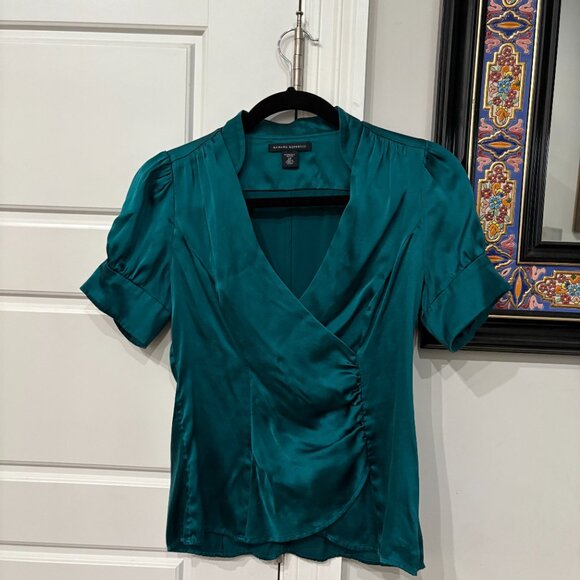 Elegant short sleeves blouse Banana Republic. 95% silk. V neck. Size 2P. - Picture 7 of 13